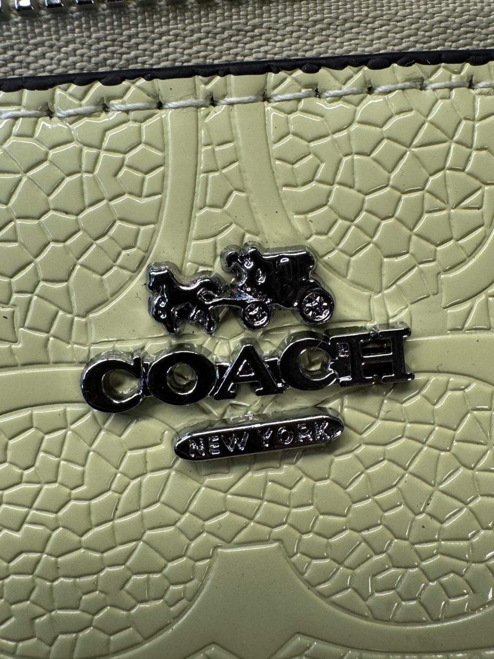MUÑEQUERA COACH VERDE LIMON CHAROL ESTAMPADO