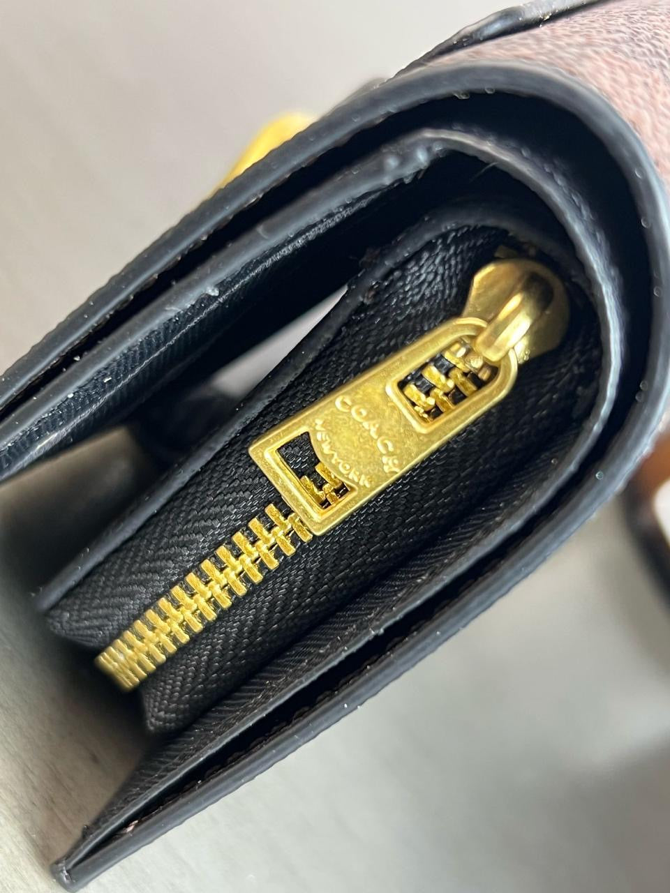 CARTERA COACH BROCHE NEGRO-HUESO LISO
