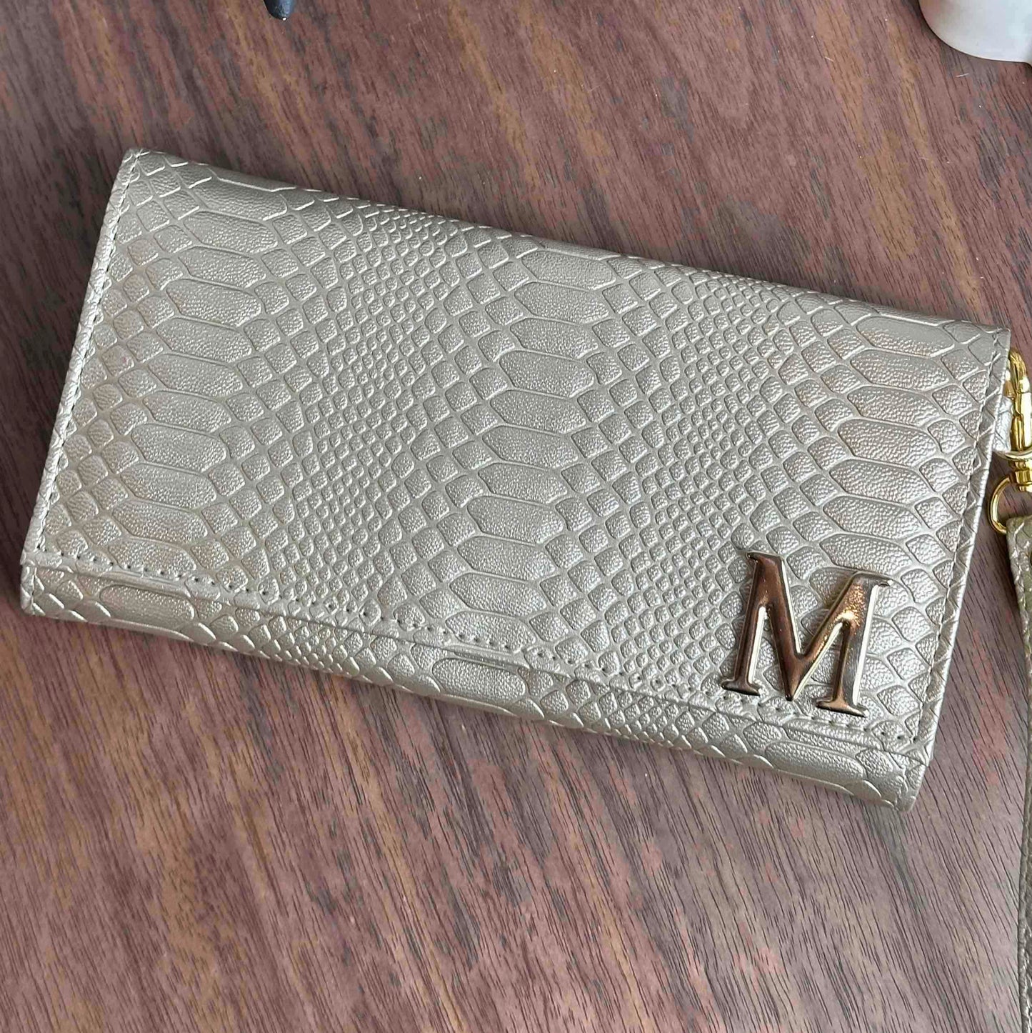CARTERA MUÑEQUERA DORADA