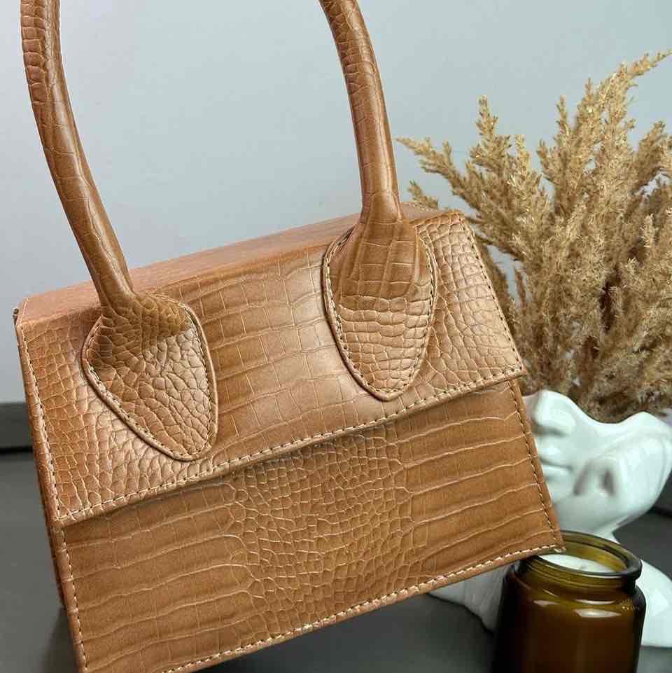 JACQUEMOUS CAMELLO ALIGATOR