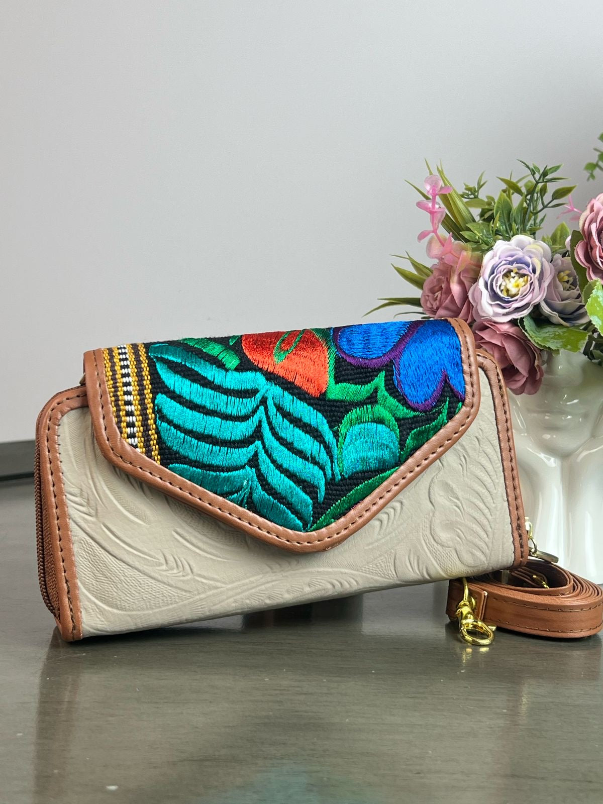 CARTERA PIEL TAPA BORDADA HUESO