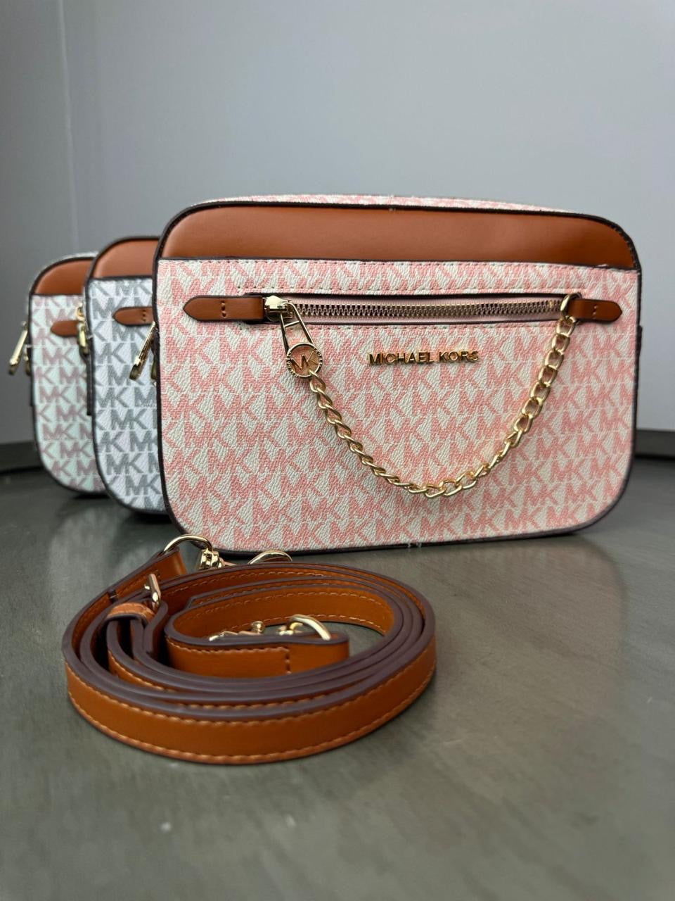 MK CROSSBODY SALMÓN