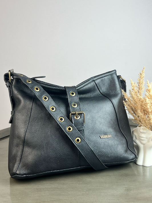 JS BOLSO DE PIEL CON CINTO NEGRO  HERRAJE LATON VIEJO