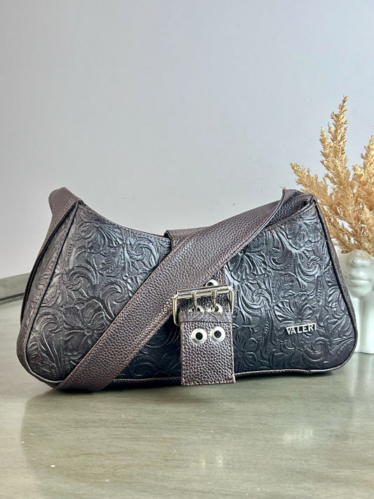 JS BOLSO TIPO BAGUETTE GRABADO CAFÉ HERRAJES NIQUEL