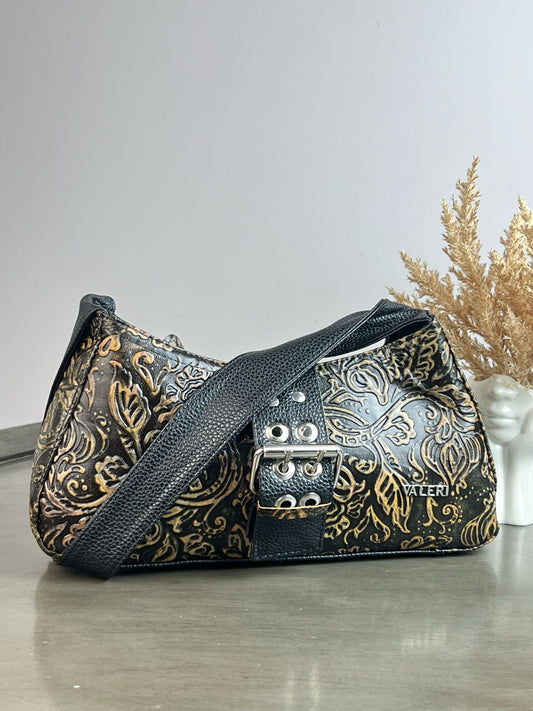 JS BOLSO TIPO BAGUETTE GRABADO NEGRO/DORADO HERRAJES NIQUEL