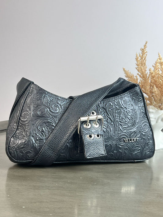 JS BOLSO TIPO BAGUETTE COLOR NEGRO GRABADO DE FLORES HERRAJE NIQUEL