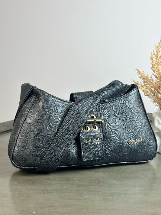 JS BOLSO TIPO BAGUETTE COLOR NEGRO GRABADO DE FLORES HERRAJE LATÓN