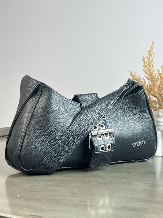 JS BOLSO TIPO BAGUETTE COLOR NEGRO HERRAJE PLATA