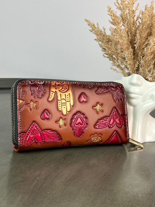 CARTERA ARTESANAL DOBLE CIERRE MARRON CORAZONES Y LUNAS