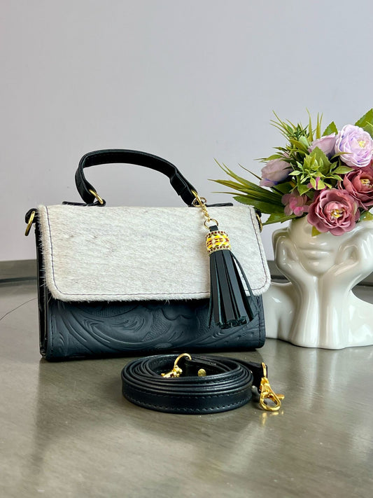 CROSSBODY DELIA NEGRO MATE Y PELO BLANCO