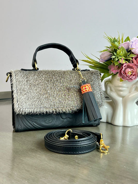 CROSSBODY DELIA NEGRO MATE Y PELO OBSCURO