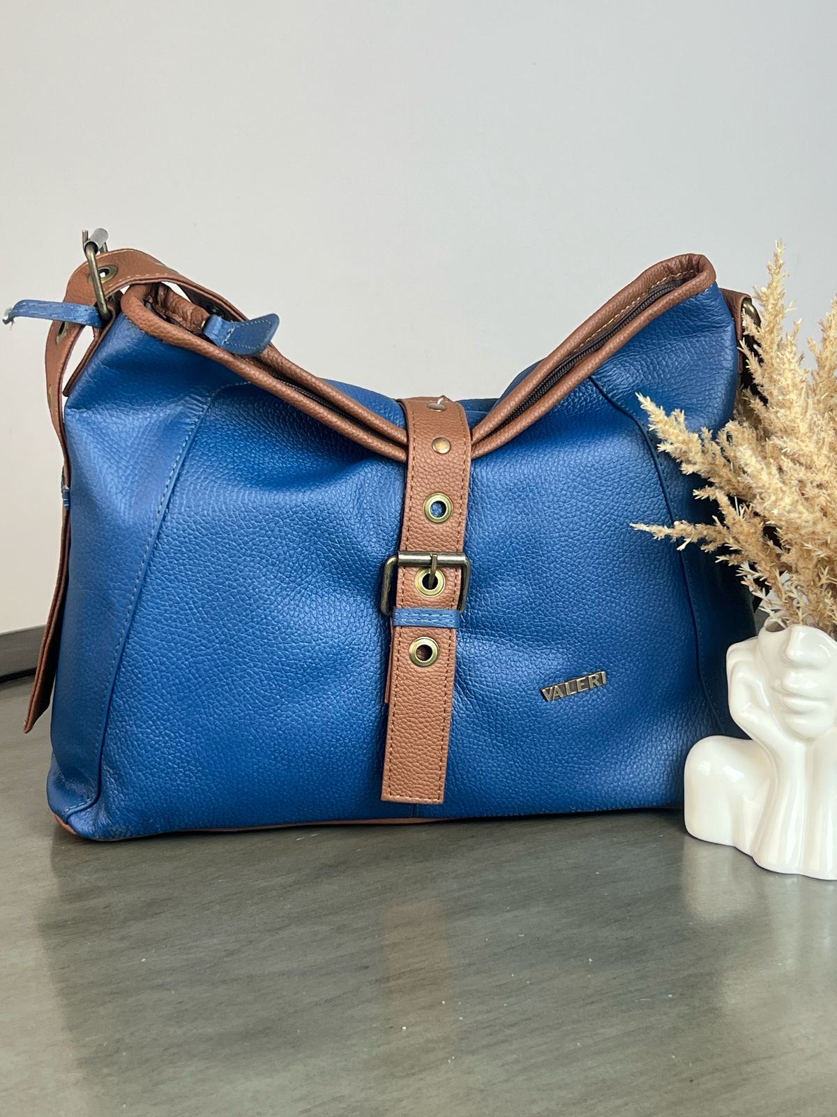JS BOLSO DE PIEL CON CINTO NEGRO COBALTO/CAMEL