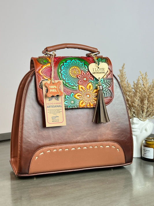 MOCHILA ARTESANAL MUSA MARRON TAPA GRABADA DE FLORES COLORES