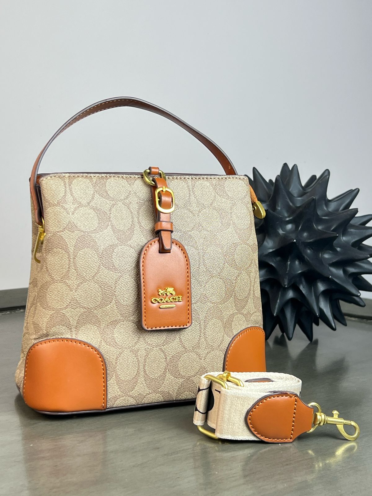 IMPORTACION COACH BUCKET BEIGE/CAMEL