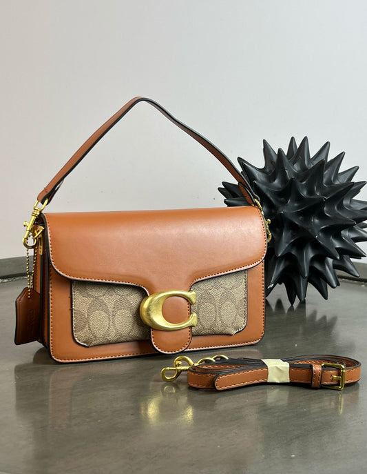 IMPORTACION CROSSBODY COACH CAMEL LISO Y BOLSILLO ESTAMP. BEIGE