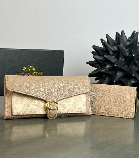 CARTERA COACH BROCHE BEIGE LISO CON BOLSILLO ESTAMPADO BEIGE