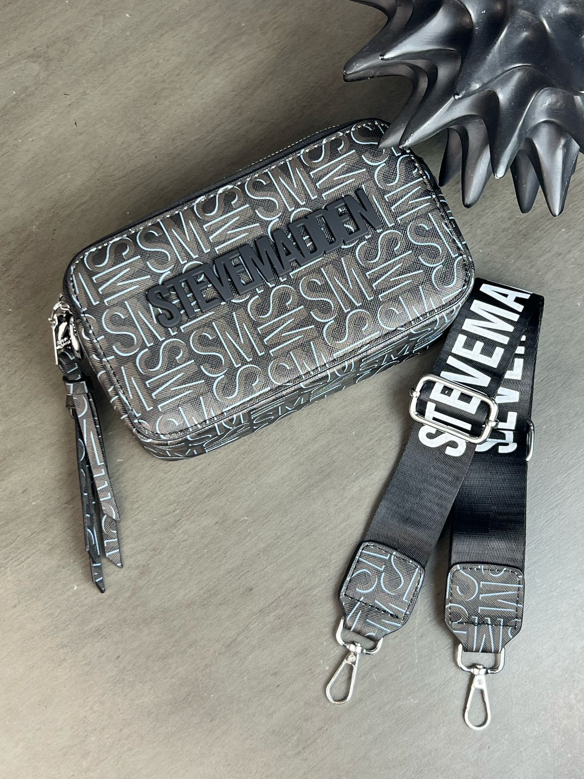 IMPORTACION CROSSBODY CIERRE STEVEN MADDEN NEGRO