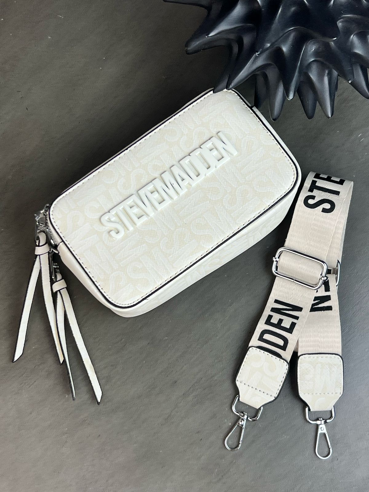 IMPORTACION CROSSBODY CIERRE STEVEN MADDEN HUESO