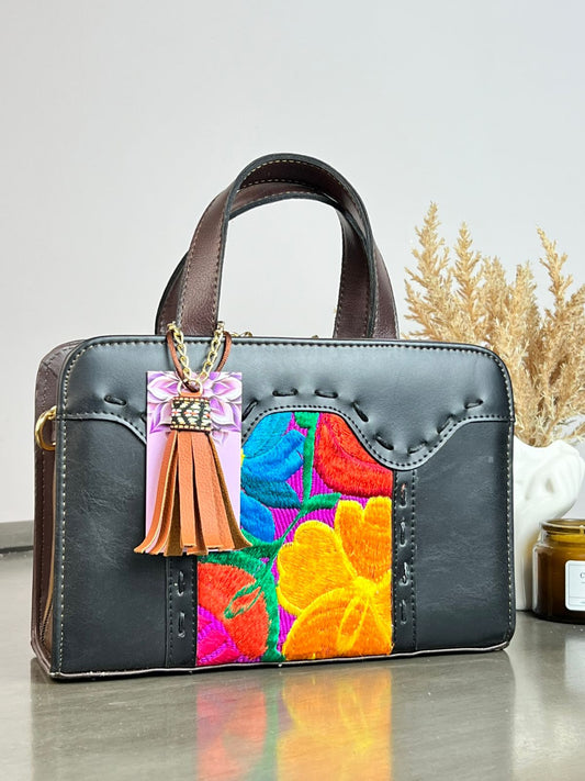 MAOMA CROSSBODY BORDADO NEGRO FONDO MORADO COLORES