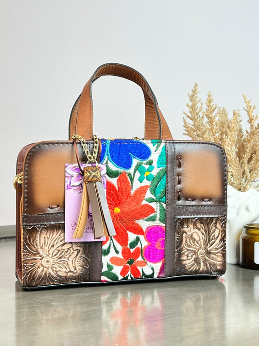 MAOMA CROSSBODY BORDADO MARRÓN FONDO BLANCO