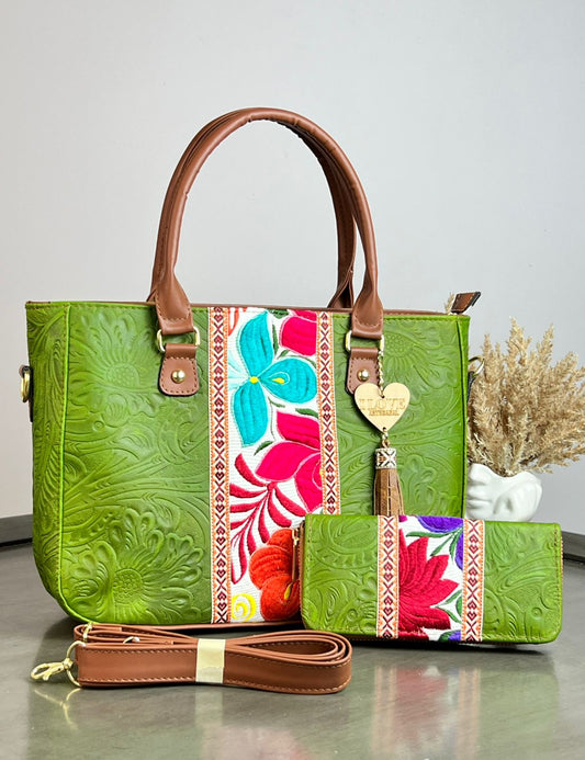 DUO FRANJA BORDADO Y PIEL GRASO CON CARTERA MANZANA/FONDO BLANCO