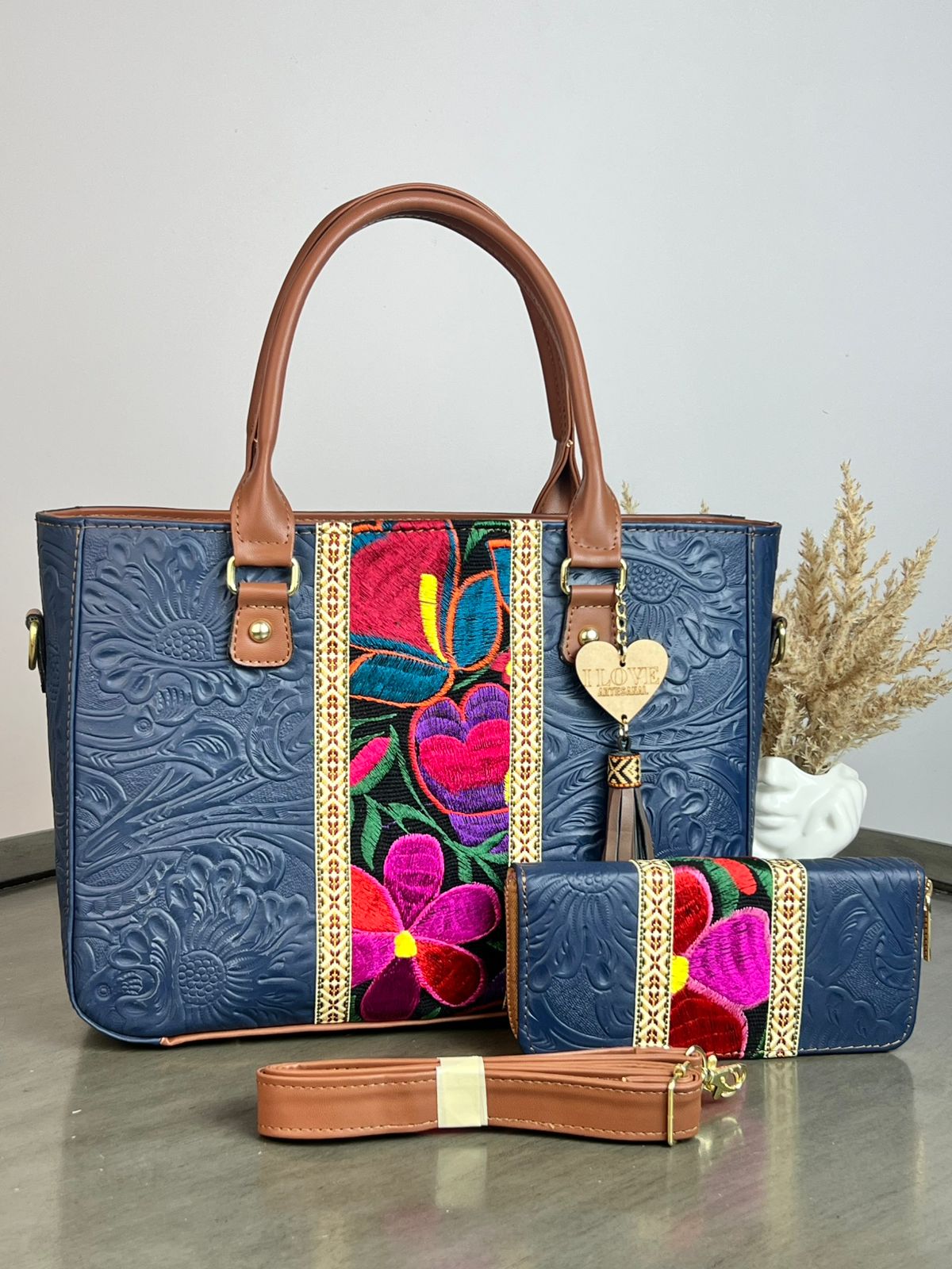DUO FRANJA BORDADO Y PIEL GRASO CON CARTERA INDIGO/FONDO NEGRO