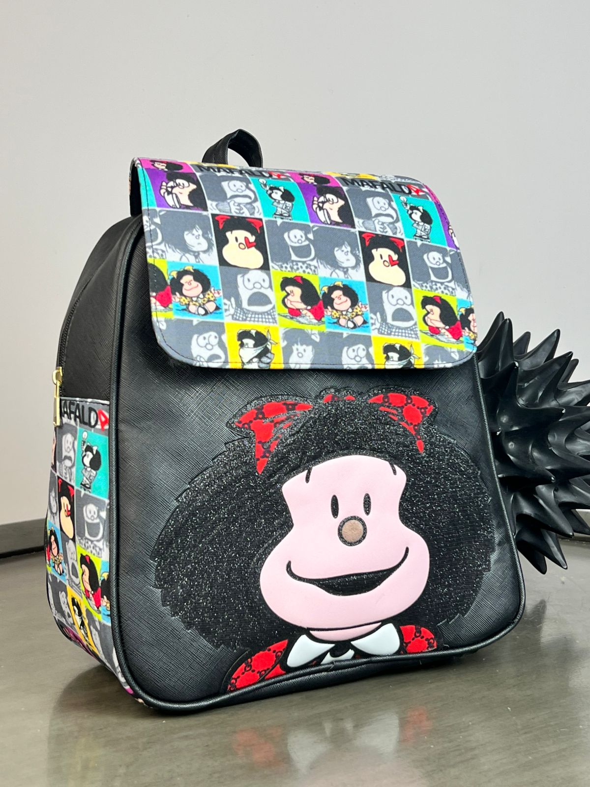 MOCHILA PERSONAJE MAFALDA NEGRO