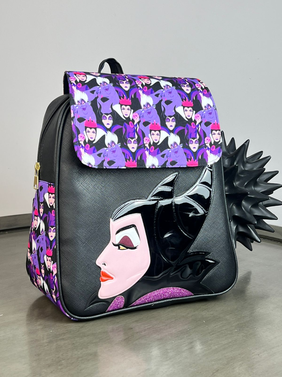 MOCHILA PERSONAJE MALÉFICA NEGRO/MORADO