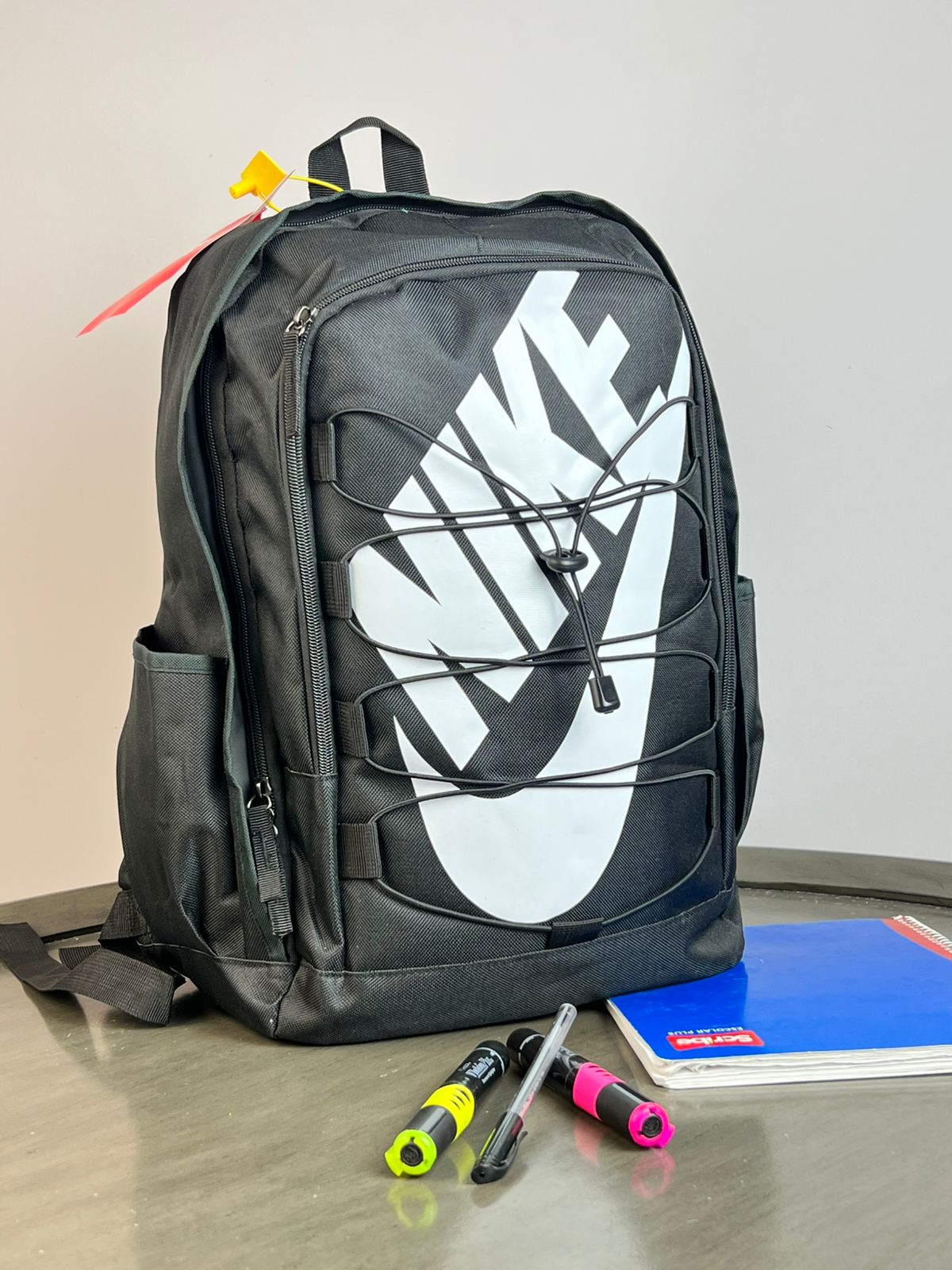 MOCHILA NIKE AGUJETA NEGRO/BLANCO