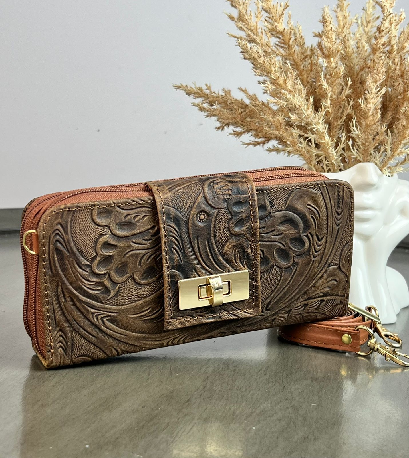CARTERA PIEL BROCHE CHOCOLATE AVEJENTADO