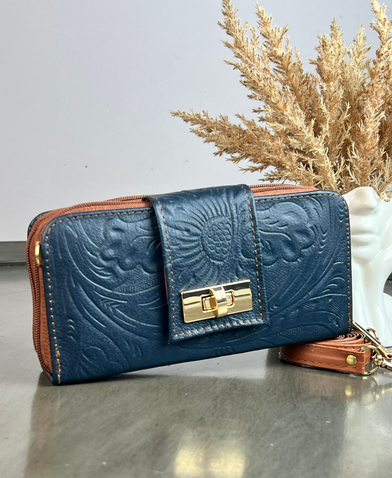 CARTERA PIEL BROCHE AZUL MARINO