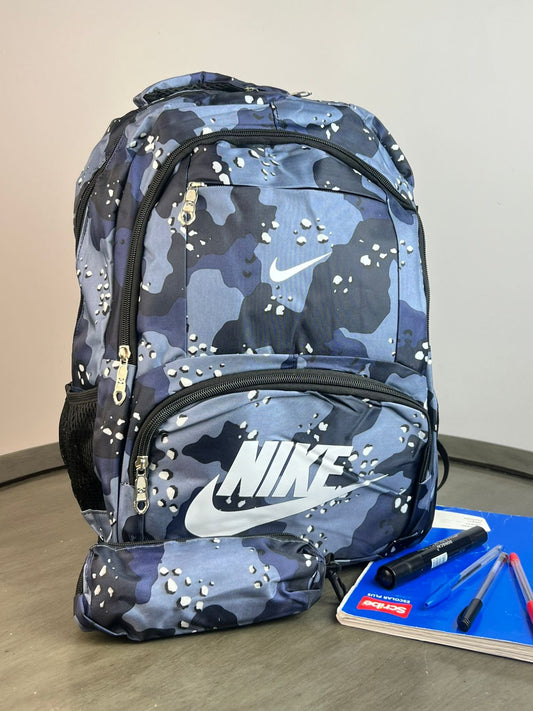 MOCHILA NIKE CAMUFLAJE Y LAPICERA AZUL MARINO