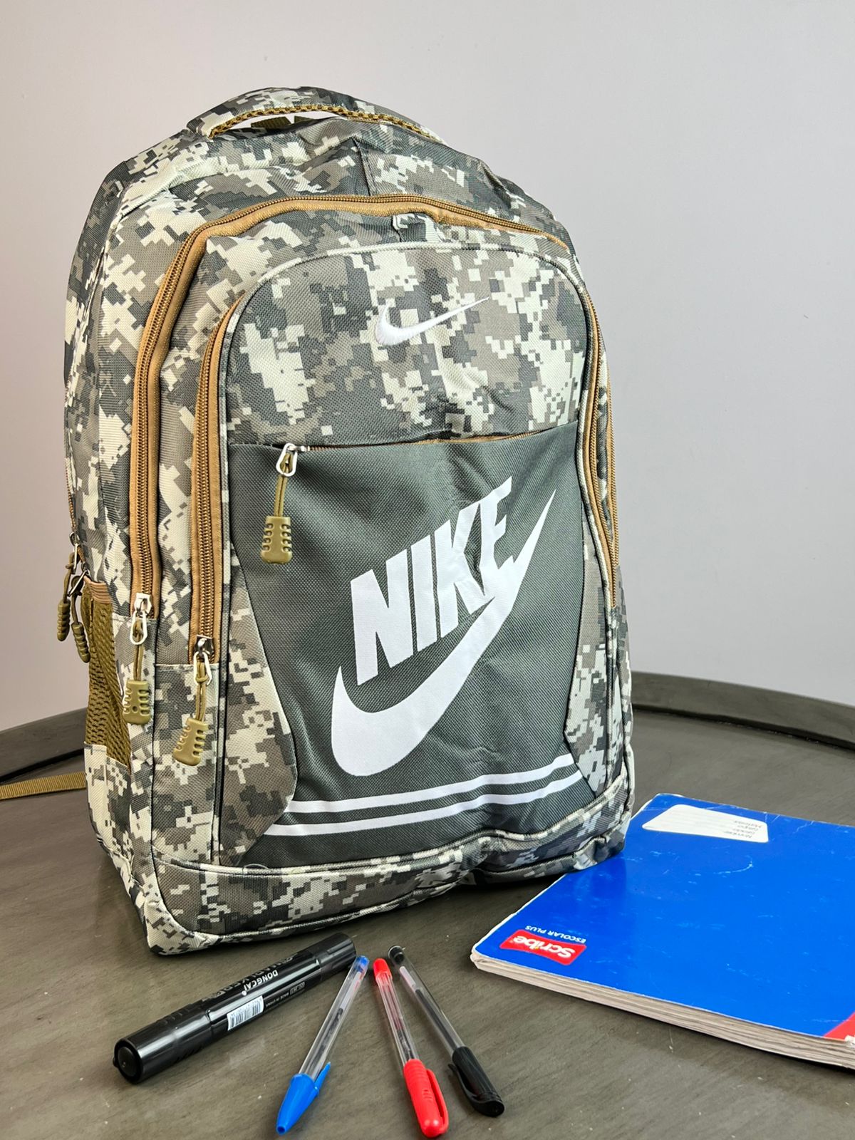 MOCHILA NIKE ESTAMPADO MILITAR GRIS CLARO
