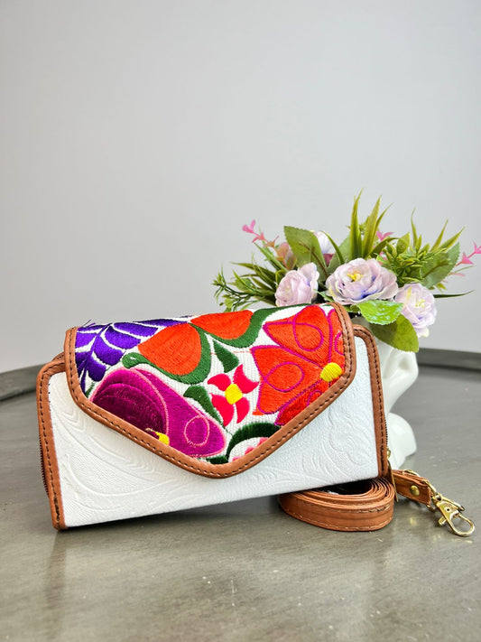 CARTERA PIEL TAPA BORDADA BLANCO/ FONDO BLANCO Y FLORES COLORES
