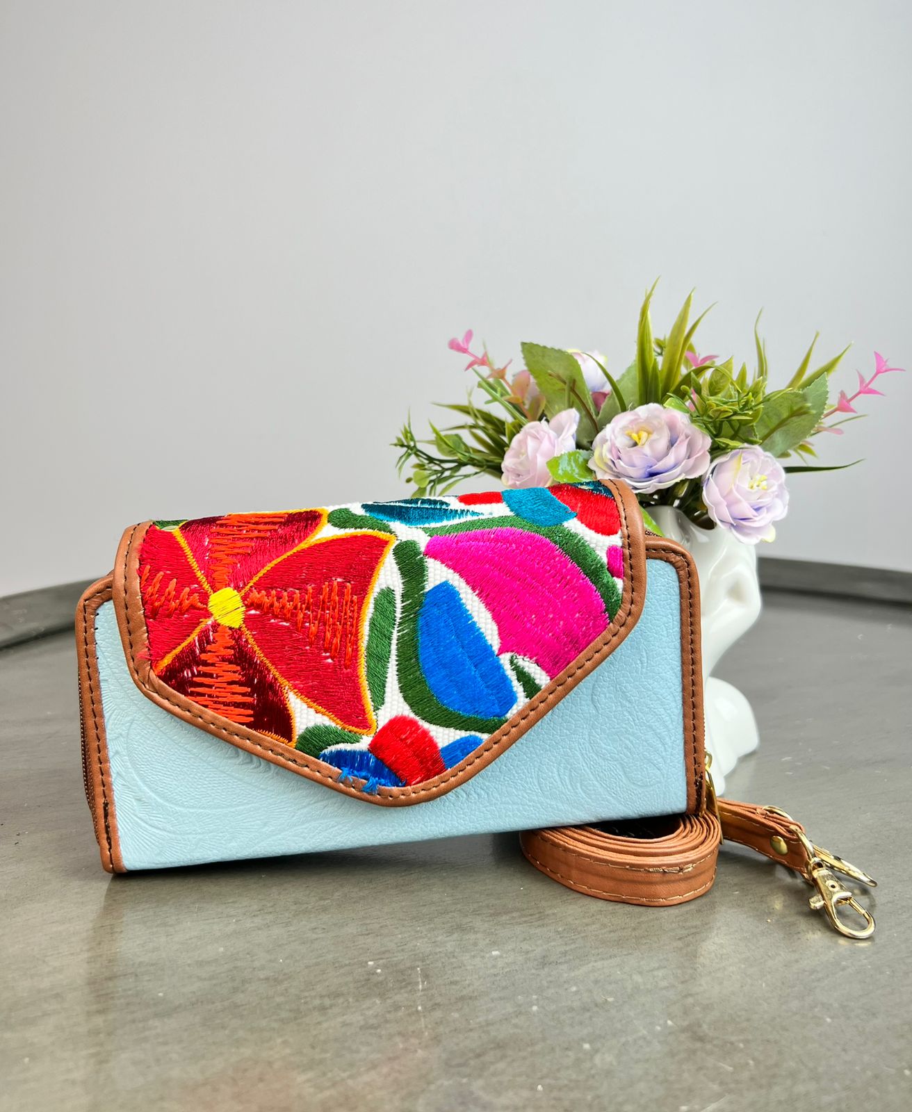CARTERA PIEL TAPA BORDADA CELESTE/ FONDO BLANCO Y FLORES COLORES