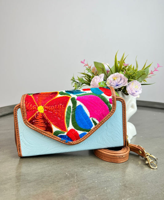 CARTERA PIEL TAPA BORDADA CELESTE/ FONDO BLANCO Y FLORES COLORES