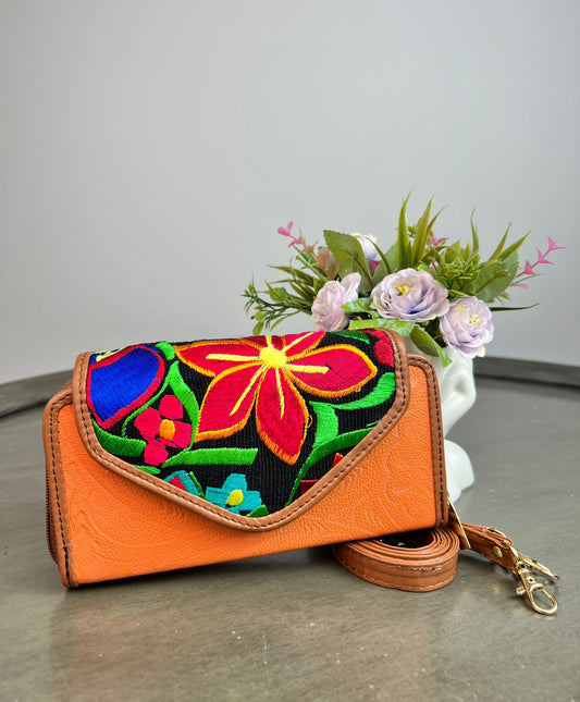 CARTERA PIEL TAPA BORDADA CHABACANO/ FONDO NEGRO Y FLORES COLORES