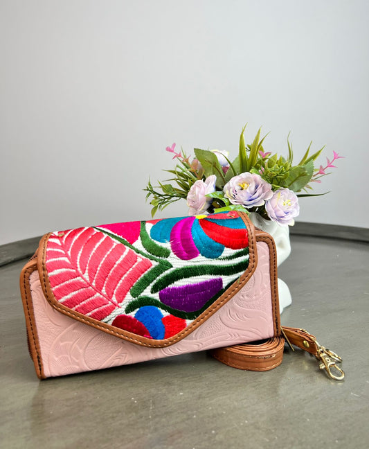 CARTERA PIEL TAPA BORDADA ROSA/ FONDO BLANCO Y FLORES COLORES