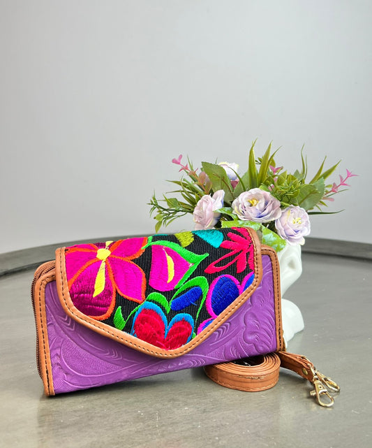 CARTERA PIEL TAPA BORDADA MORADO/ FONDO NEGRO Y FLORES COLORES