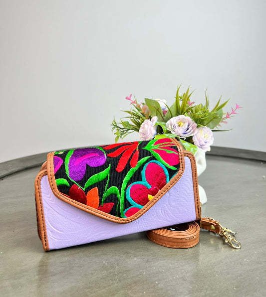 CARTERA PIEL TAPA BORDADO LILA/ FONDO NEGRO Y FLORES COLORES