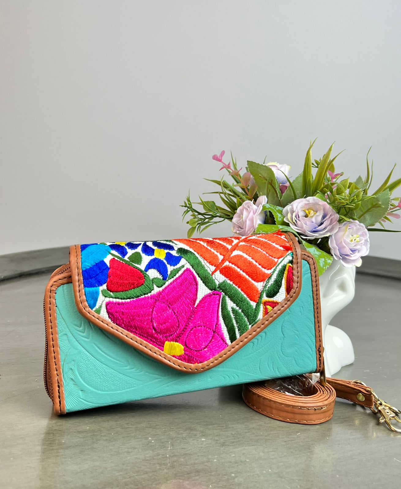 CARTERA PIEL TAPA BORDADA AQUA/ FONDO BLANCO Y FLORES COLORES
