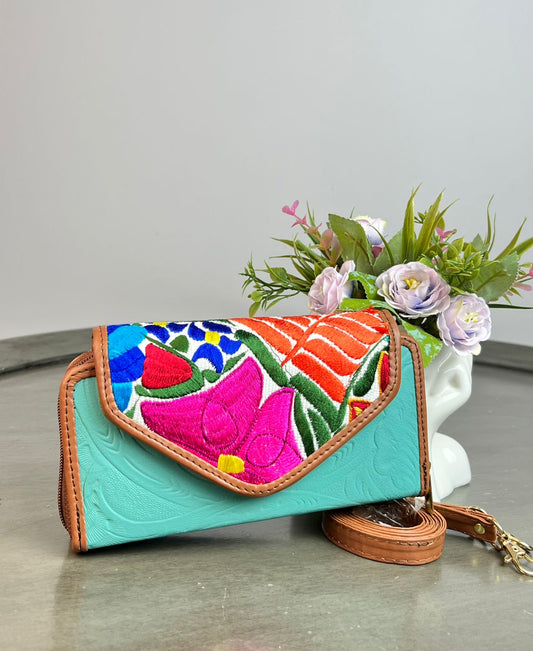 CARTERA PIEL TAPA BORDADA AQUA/ FONDO BLANCO Y FLORES COLORES