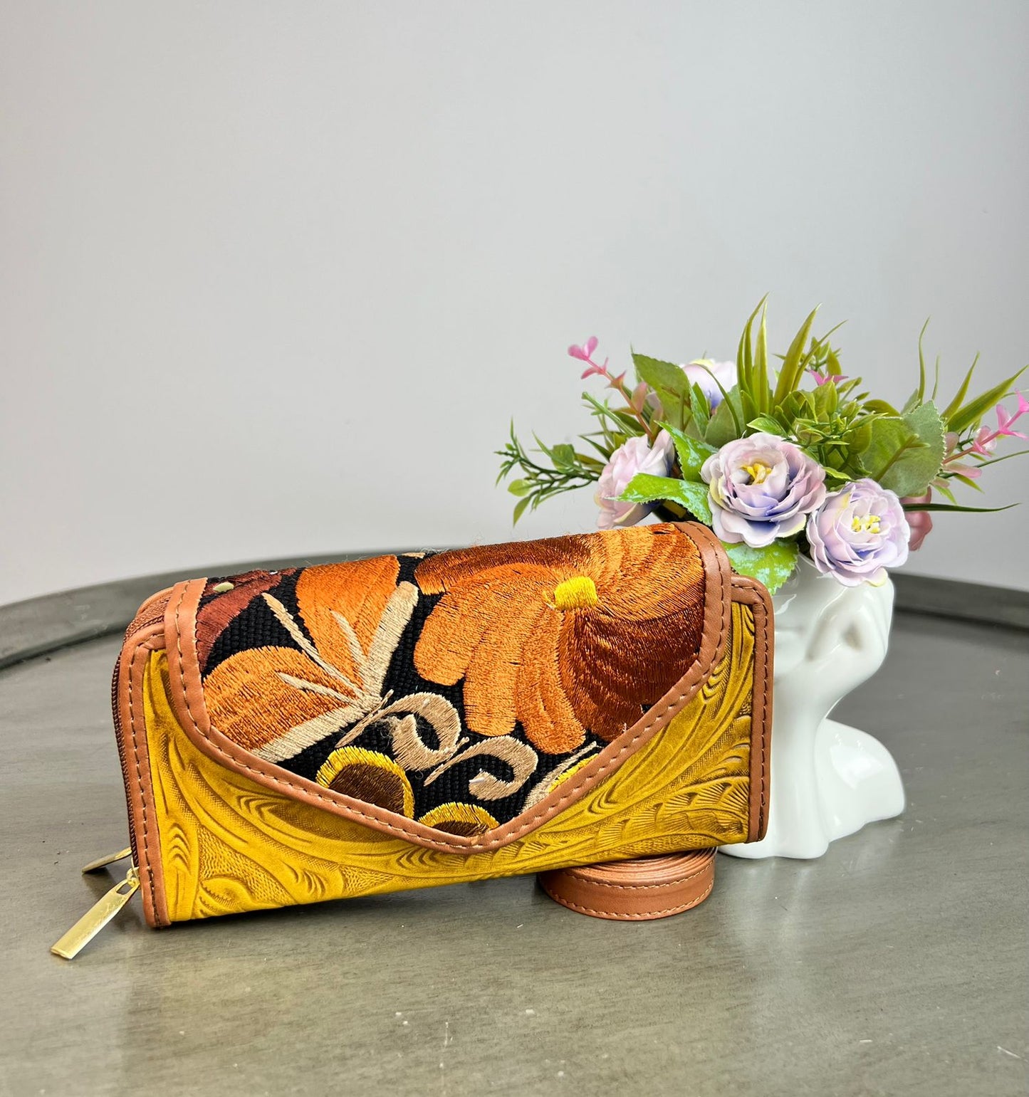CARTERA PIEL TAPA BORDADA MIEL FONDO NEGRO/FLORES OTOÑO