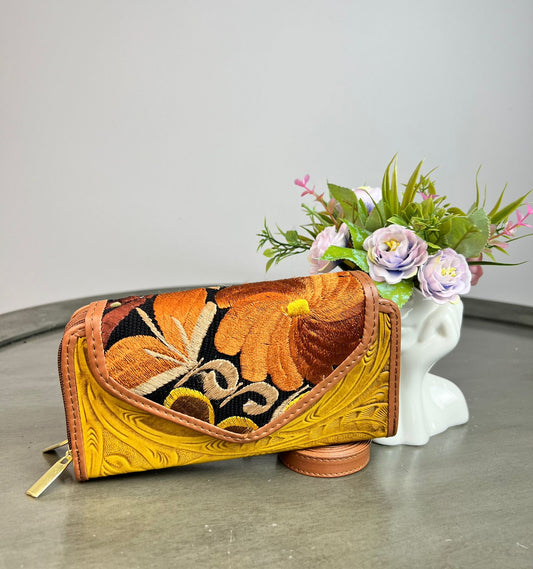 CARTERA PIEL TAPA BORDADA MIEL FONDO NEGRO/FLORES OTOÑO