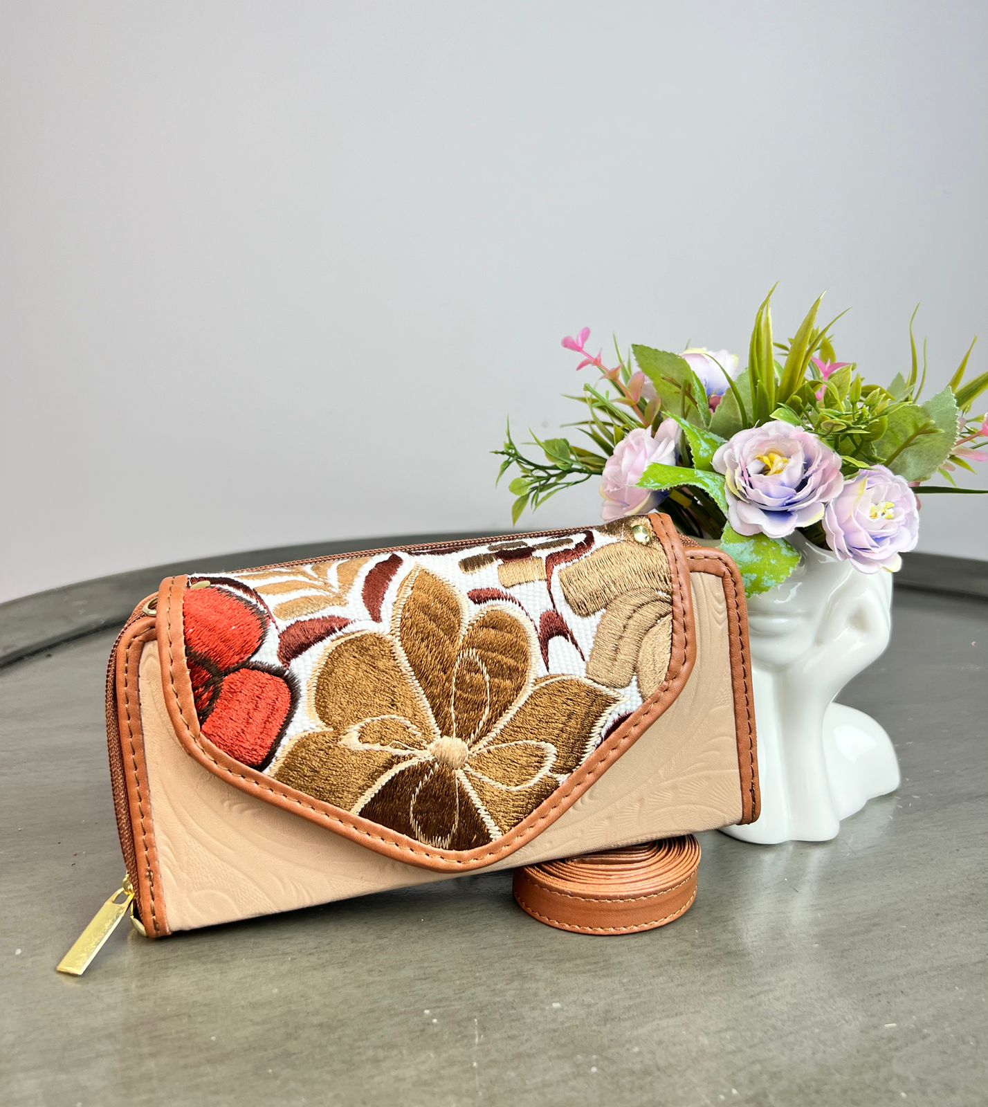 CARTERA PIEL TAPA BORDADA MAQUILLAJE FONDO BLANCO/FLORES OTOÑO