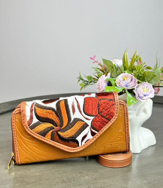 CARTERA PIEL TAPA BORDADA MOSTAZA FONDO BLANCO/FLORES OTOÑO