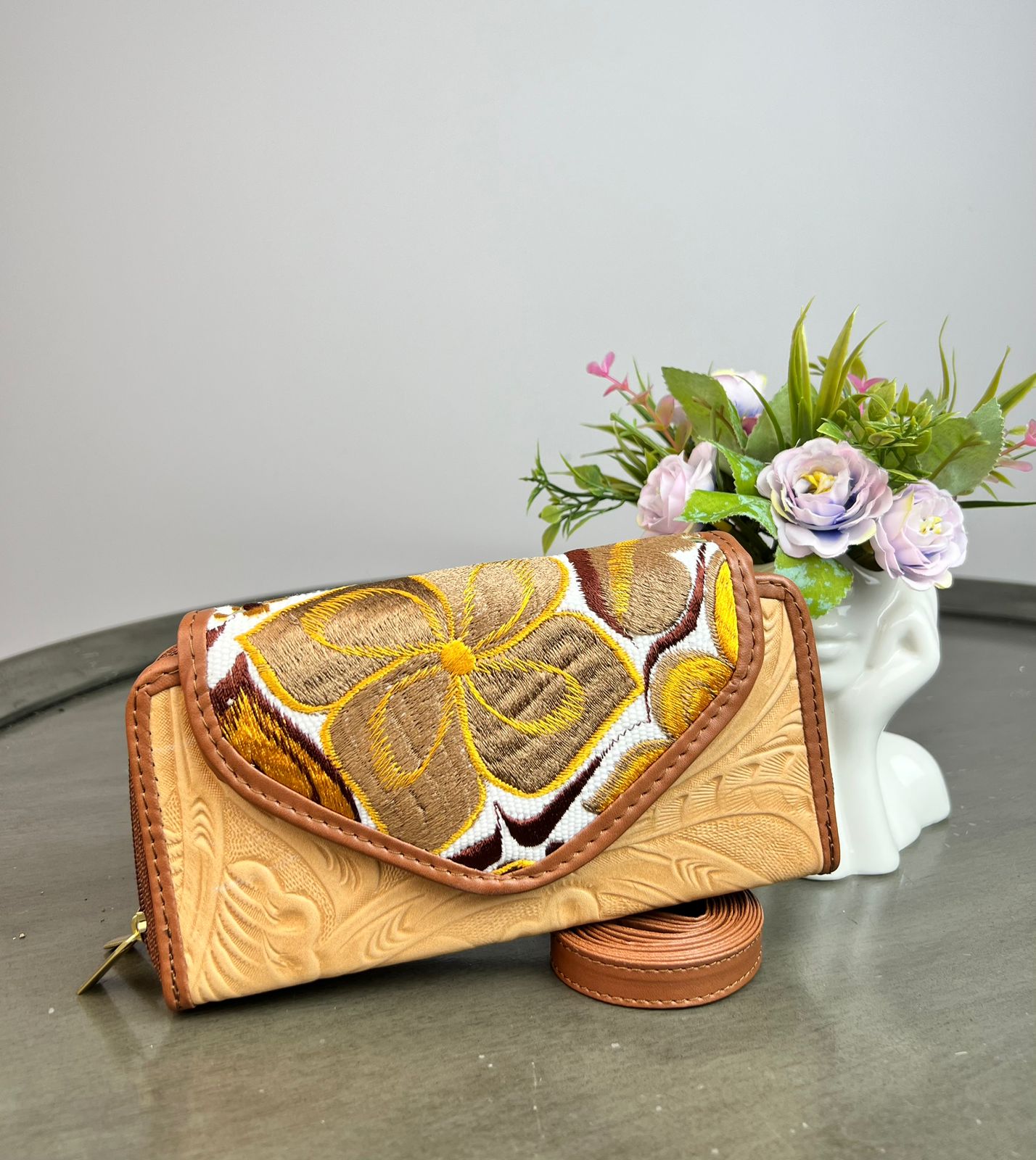 CARTERA PIEL TAPA BORDADA AVELLANA FONDO BLANCO/FLORES OTOÑO