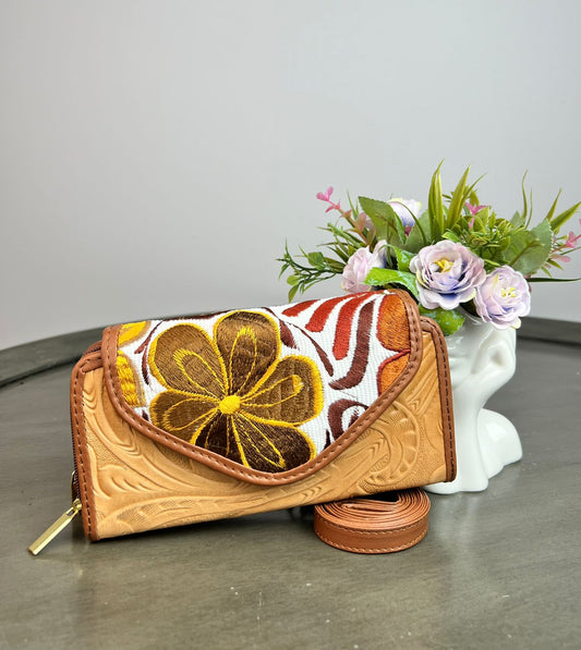 CARTERA PIEL TAPA BORDADA AVELLANA FONDO BLANCO/FLORES OTOÑO
