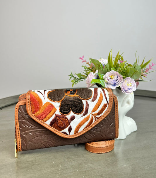 CARTERA PIEL TAPA BORDADA CHOCOLATE/FONDO BLANCO FLOR OTOÑO