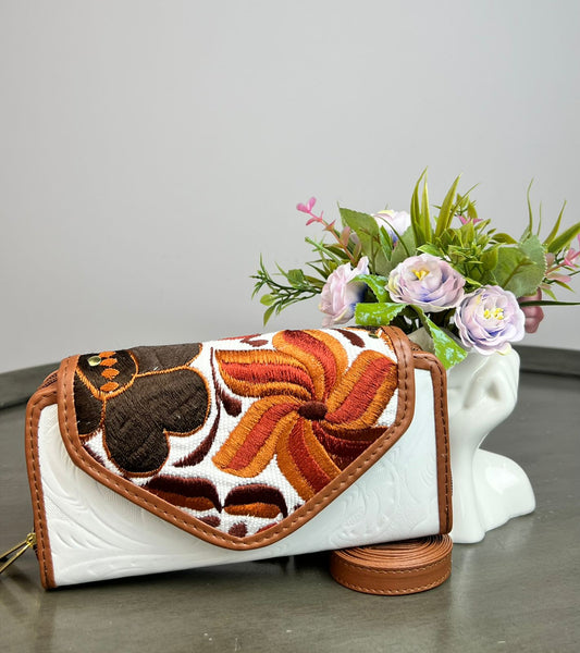 CARTERA PIEL TAPA BORDADA BLANCO FONDO BLANCO/FLORES OTOÑO
